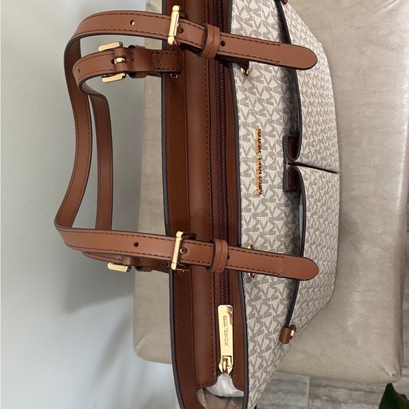 Michael Kors—Jet Set Medium Logo Pocket Tote Bag - Picture 5 of 5